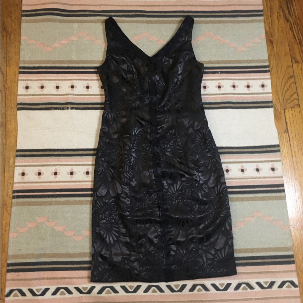 Luxe by Carmen Marc Valvo size 4 Black Elaborate floral lace over lay sleeveless